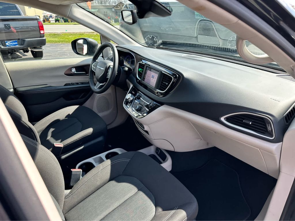 2023 Chrysler Voyager LX photo 21