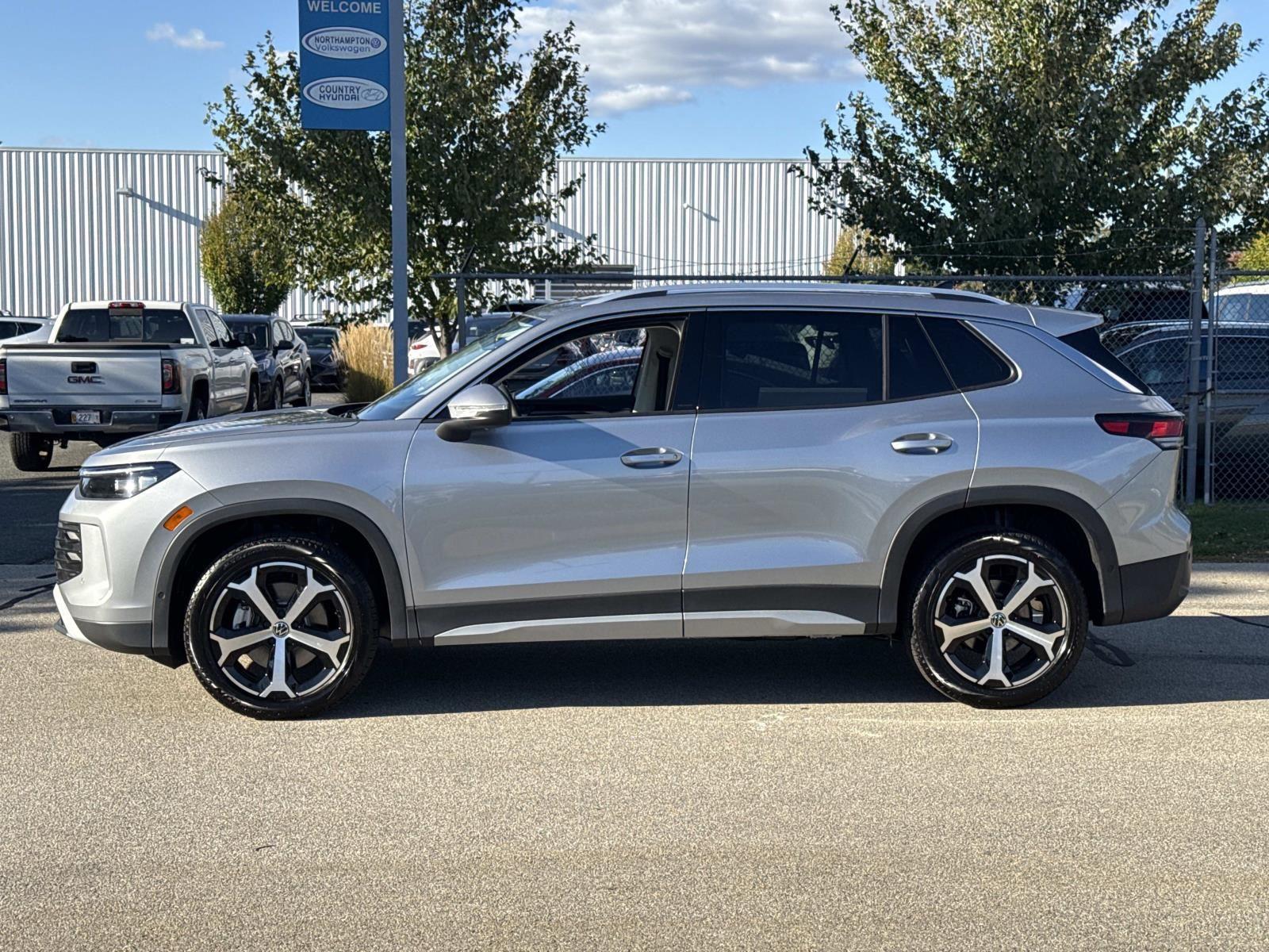 2025 Volkswagen Tiguan SE photo 2