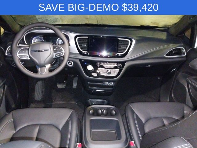 2025 Chrysler Pacifica photo 3