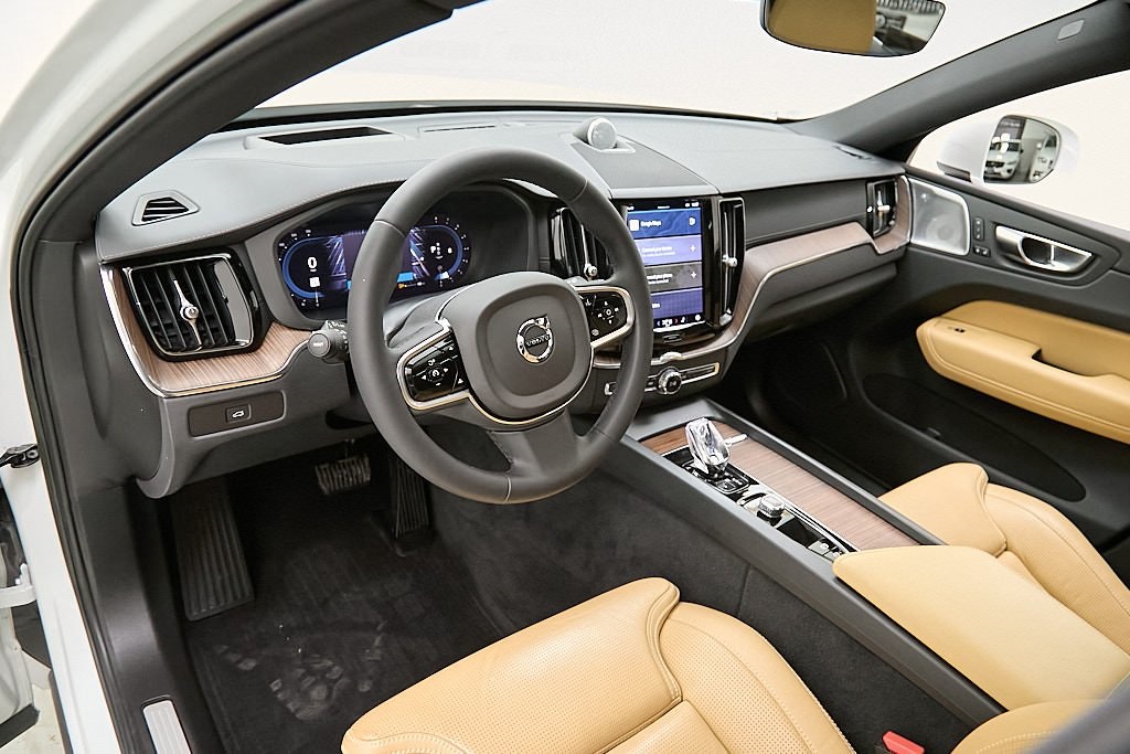 2023 VOLVO XC60 - Image 12