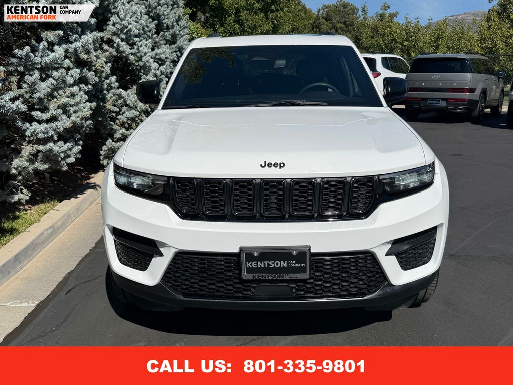 2023 Jeep Grand Cherokee Laredo Altitude photo 2