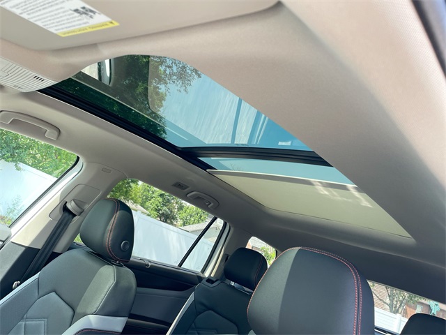 2025 Volkswagen Atlas Peak Edition SE Technology photo 25