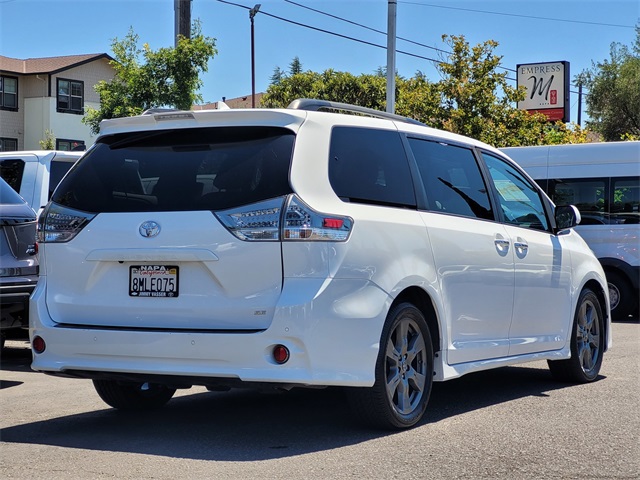 2020 Toyota Sienna SE photo 5