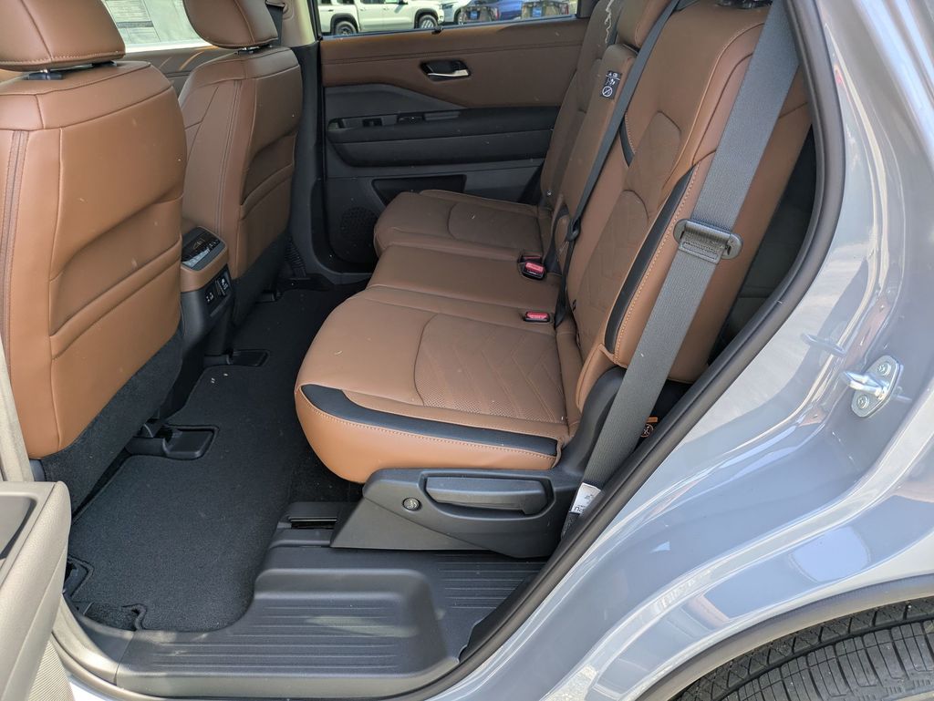 2025 Nissan Pathfinder Platinum photo 24