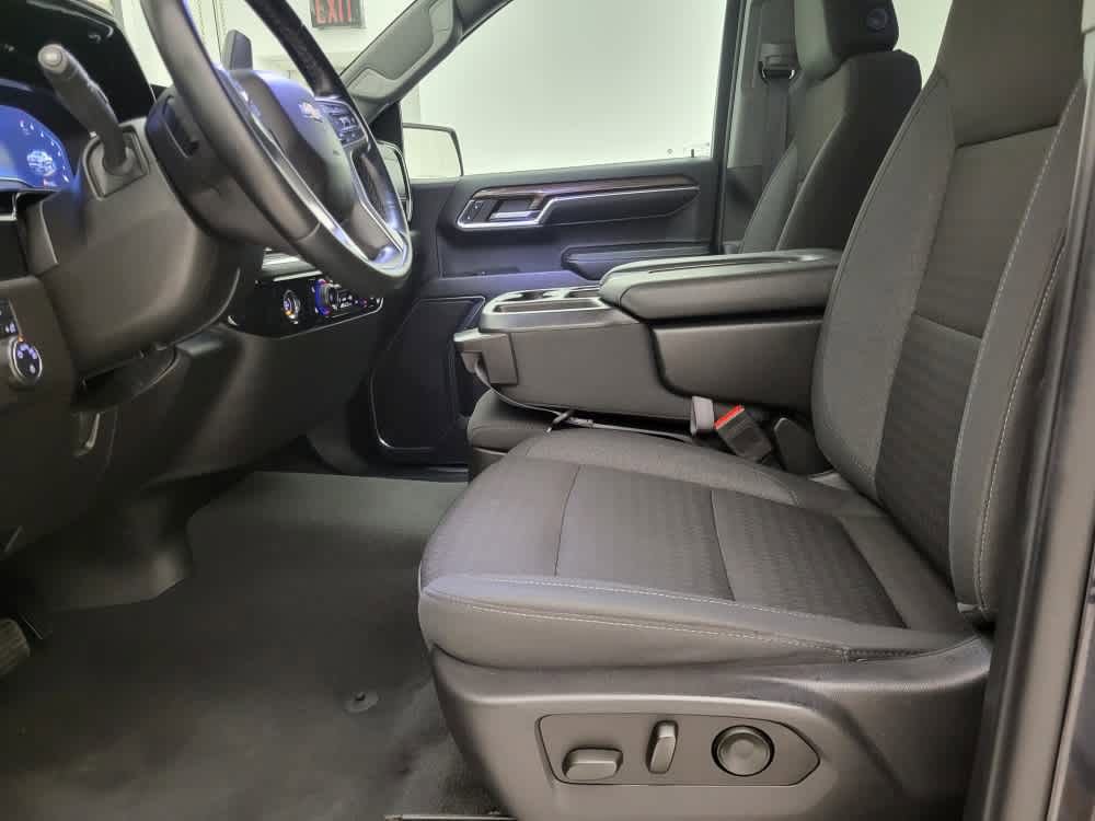 2023 Chevrolet Silverado 1500 LT photo 2