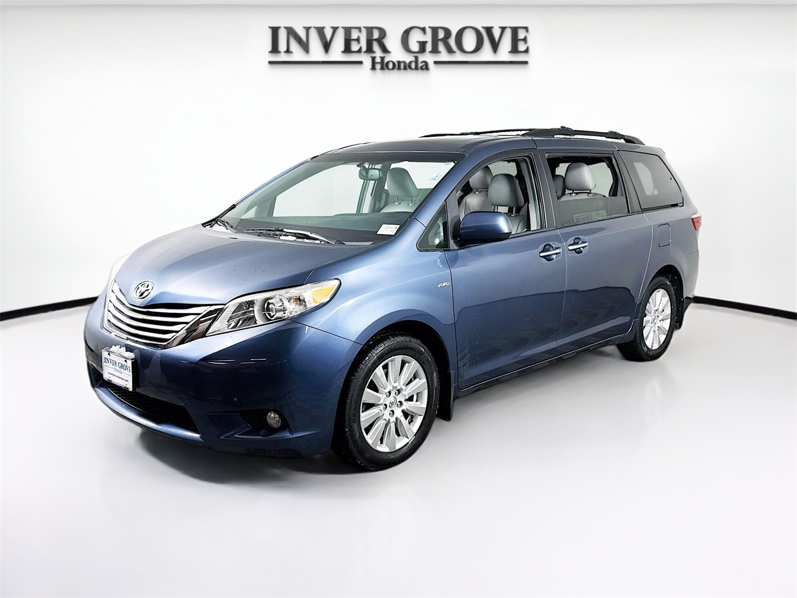 2017 Toyota Sienna XLE's photo