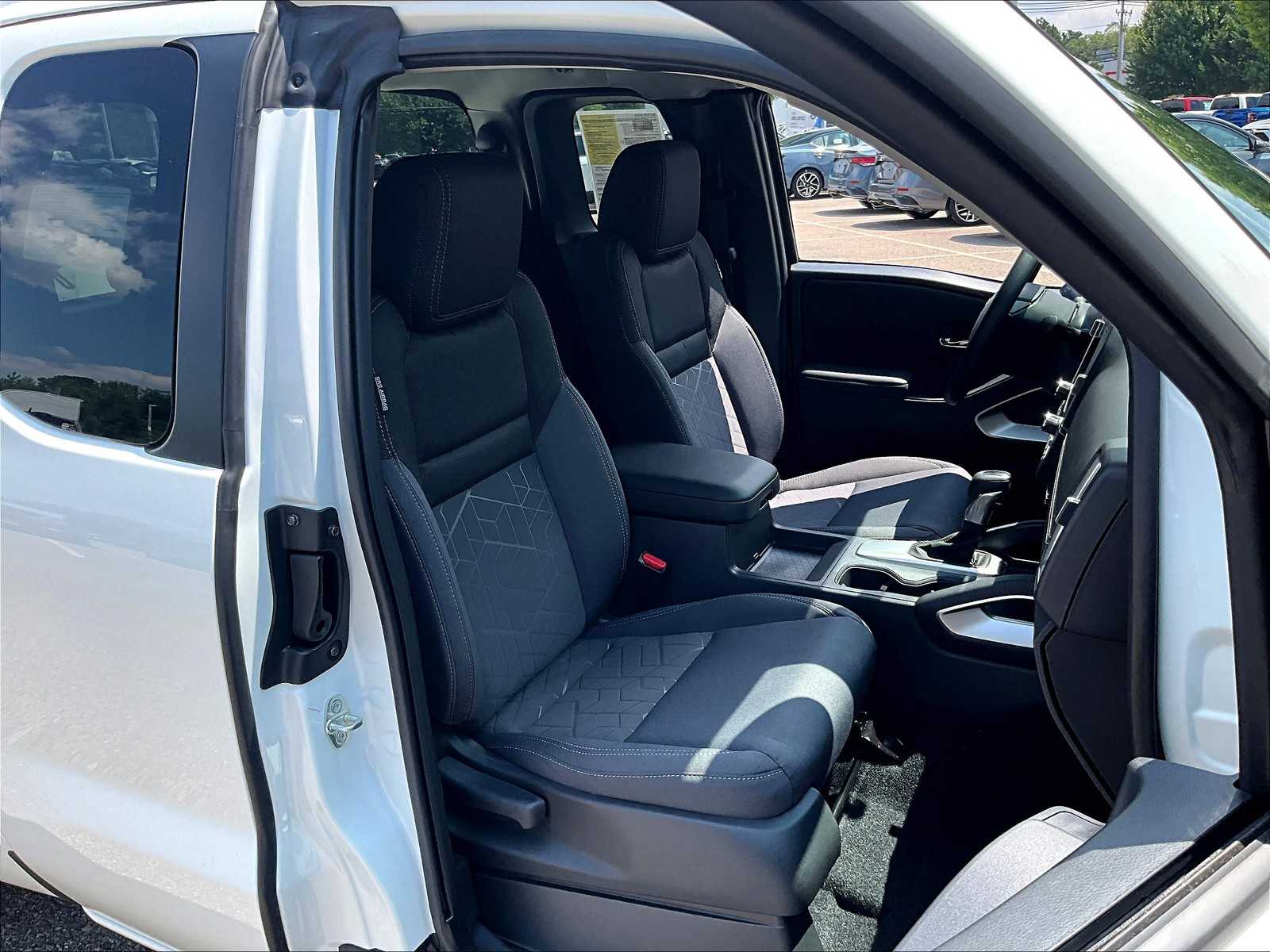 2025 Nissan Frontier SV photo 11