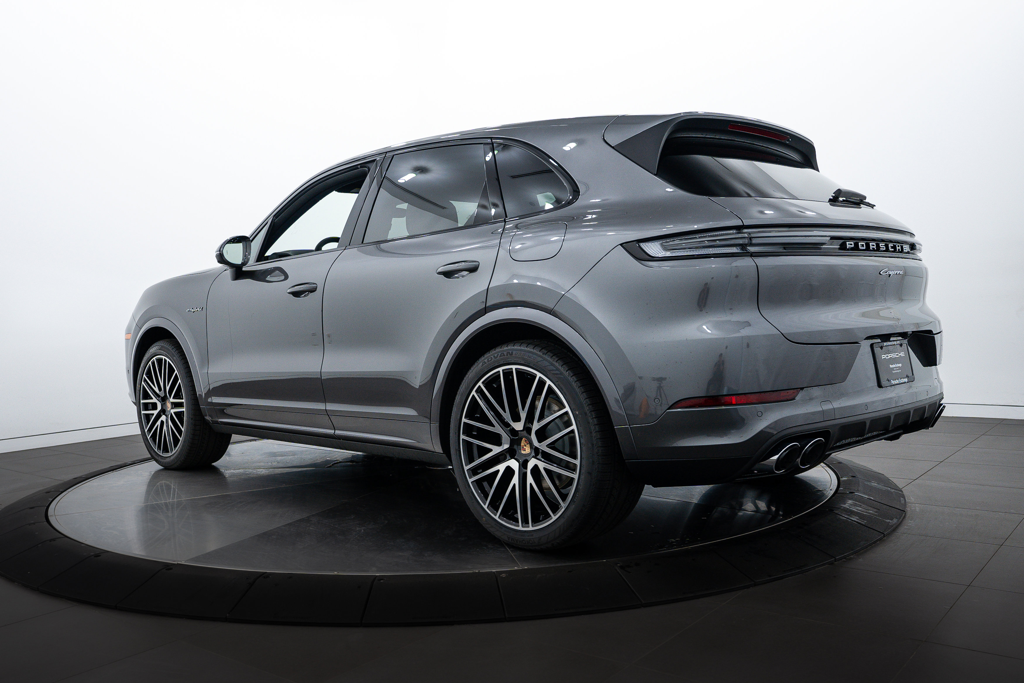 2025 Porsche Cayenne E-Hybrid photo 3