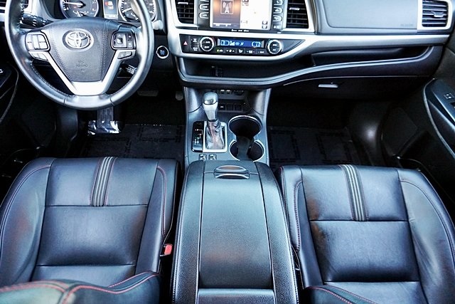 Used 2019  Toyota SE image 23