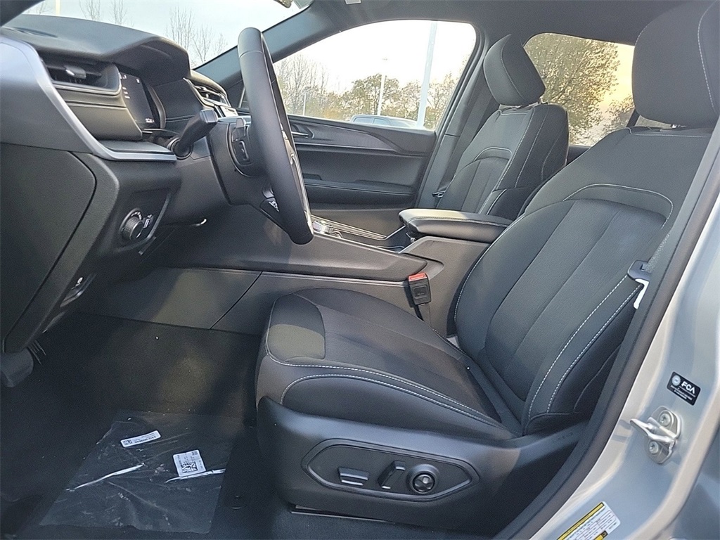 2025 Jeep Grand Cherokee Laredo photo 17