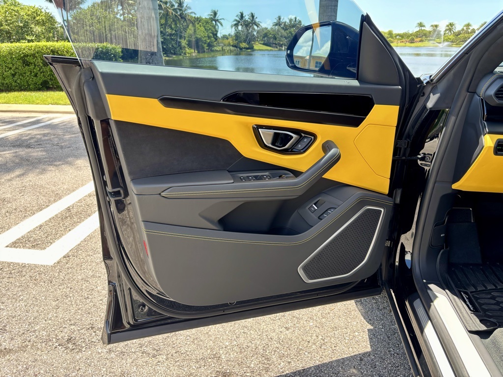 2024 Lamborghini Urus S photo 12