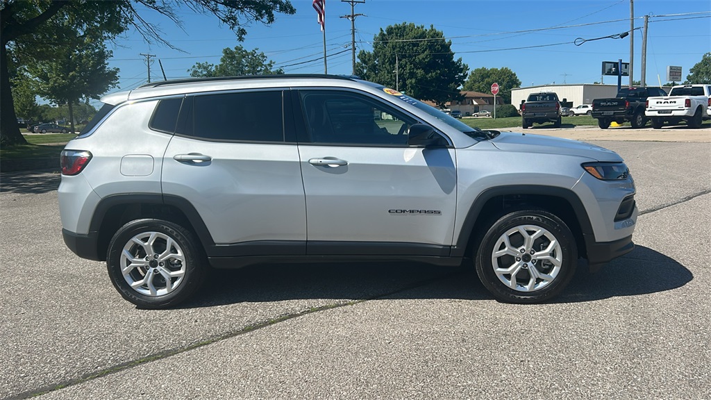 2025 Jeep Compass Latitude photo 2