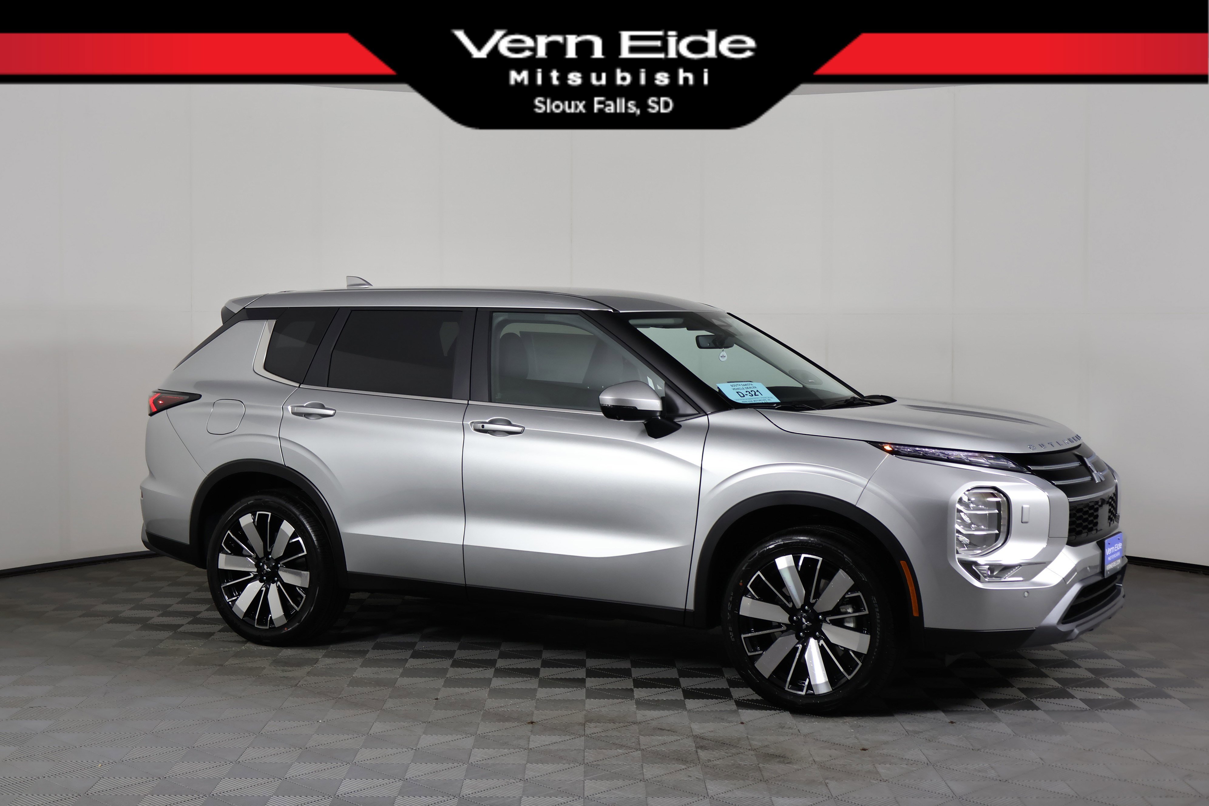 2026 Mitsubishi Outlander SE's photo