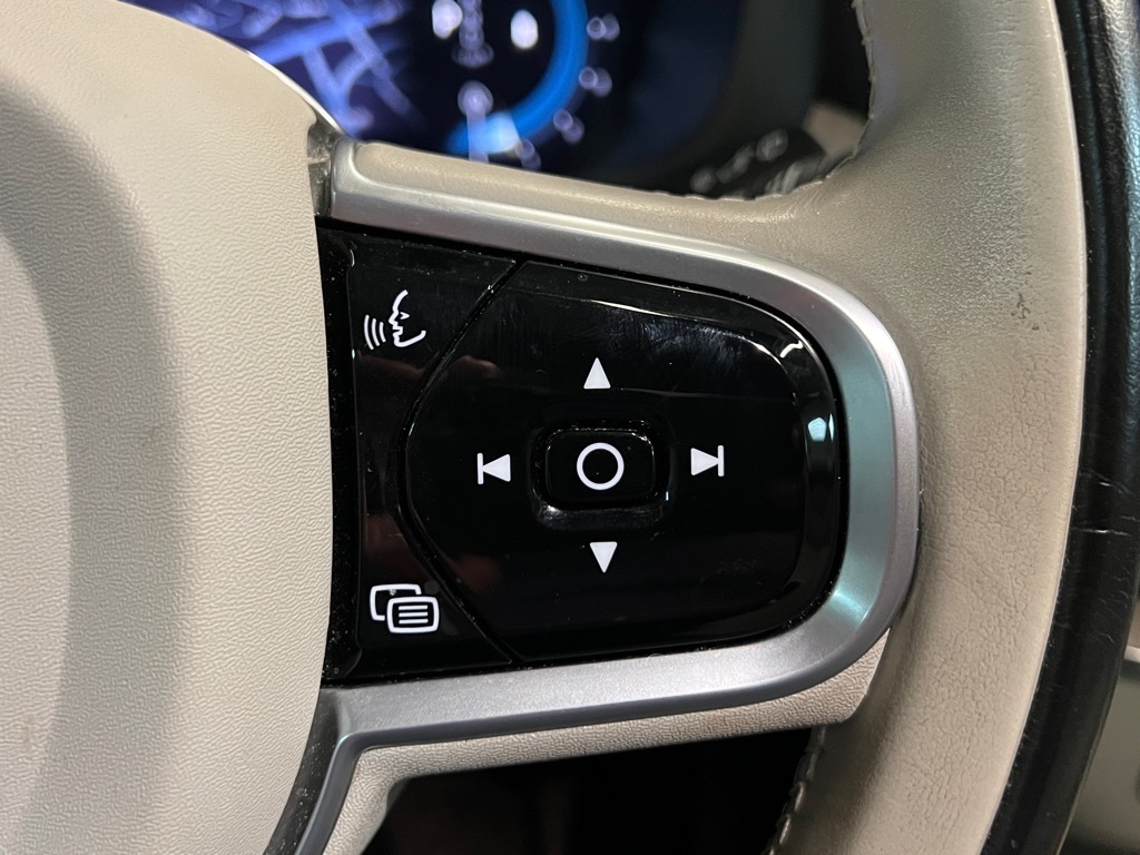 2023 Volvo XC60 B5 Plus photo 10