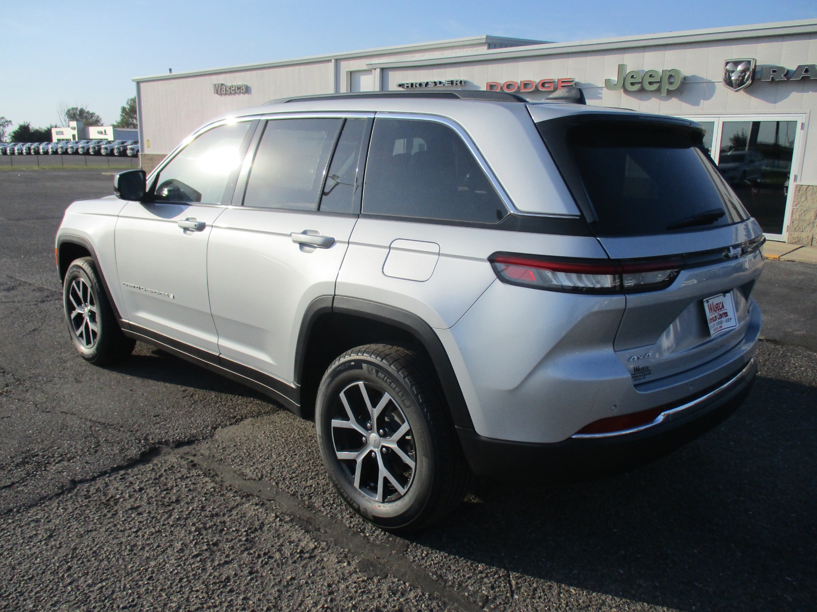 2025 Jeep Grand Cherokee Limited photo 3