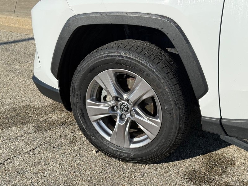 2022 Toyota RAV4 XLE photo 9