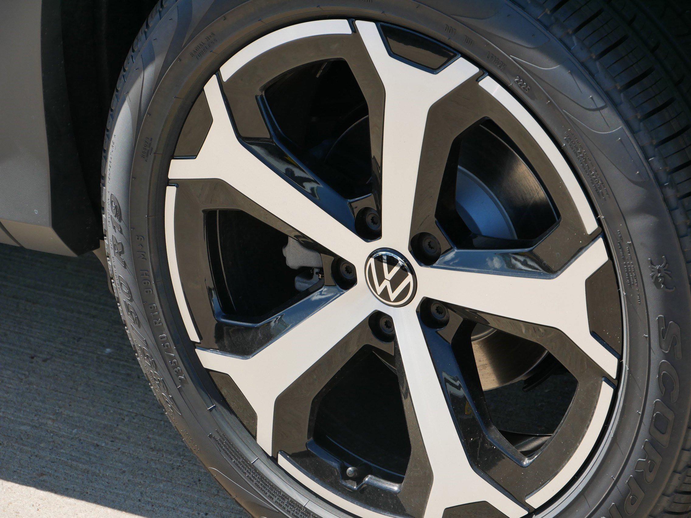 2025 Volkswagen Tiguan SE photo 3