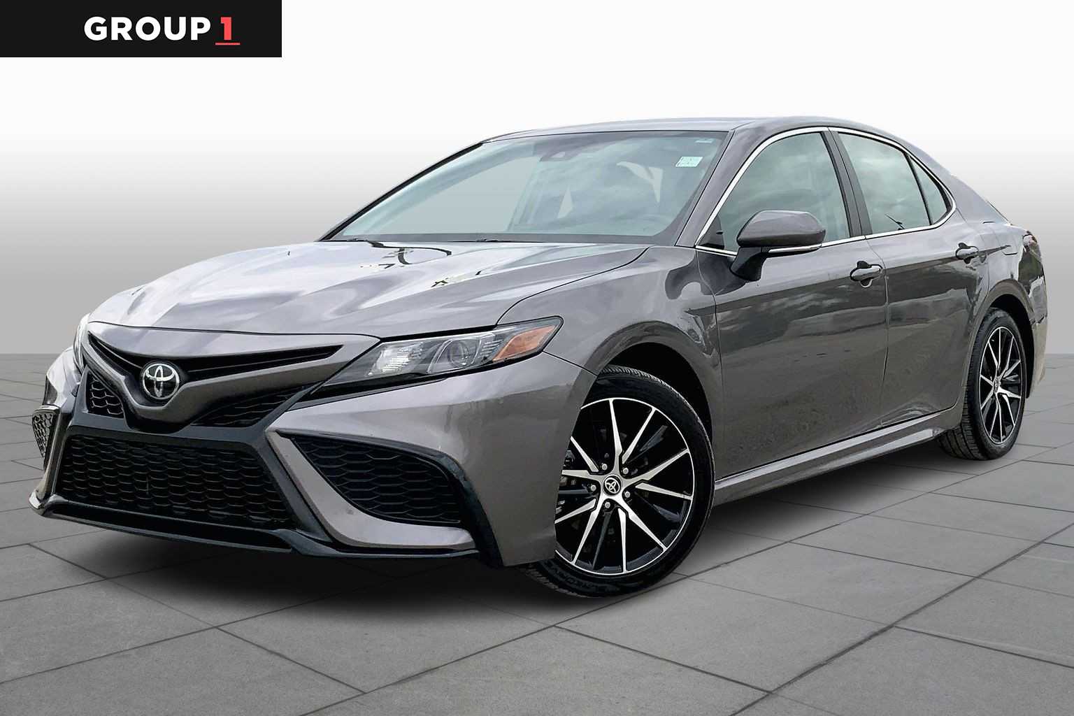 2024 Toyota Camry SE's photo