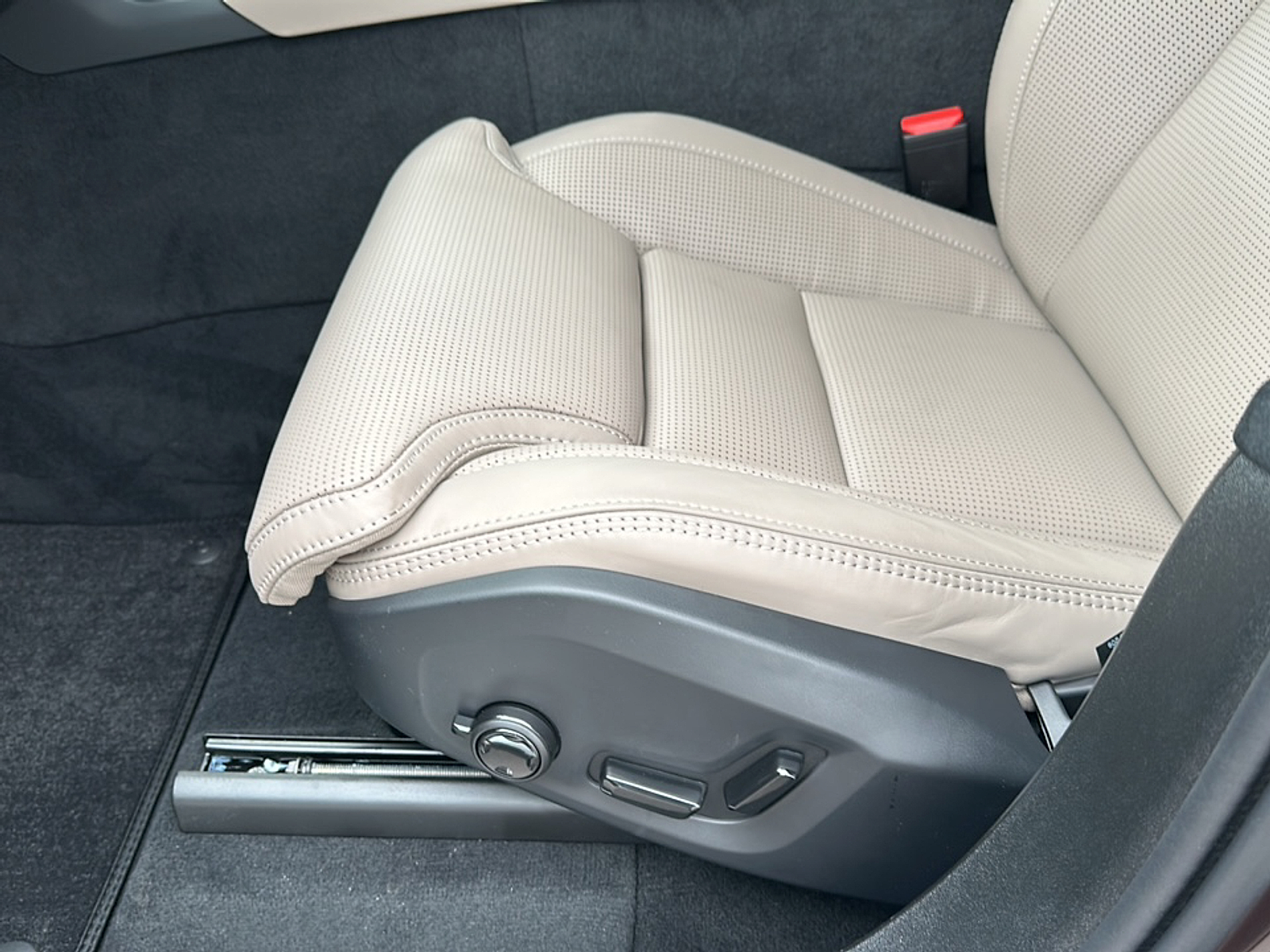 2025 Volvo XC90 T8 AWD photo 6