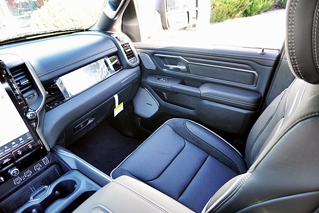 New 2026 Diamond Black Crystal Pearl-Coat Exterior Paint RAM Laramie image 24