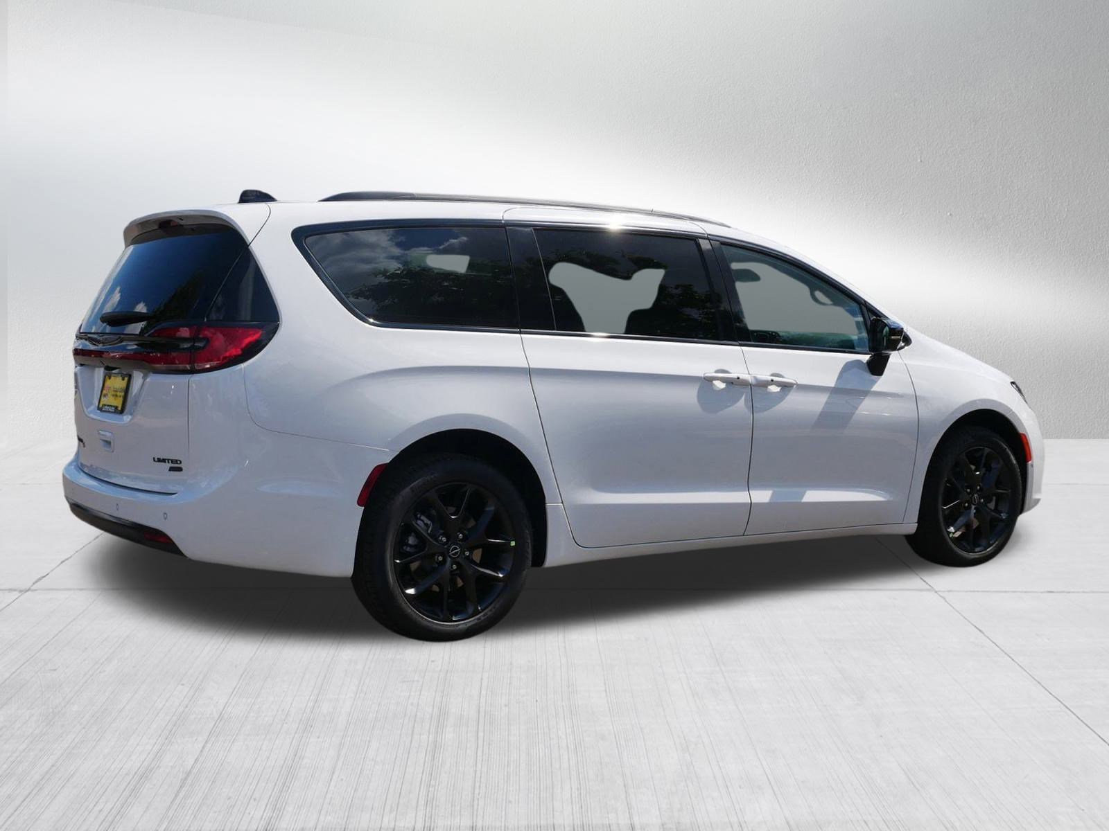 2026 Chrysler Pacifica Limited photo 6