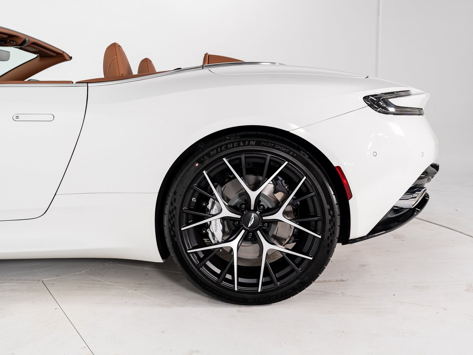 2025 Aston Martin DB12 photo 36