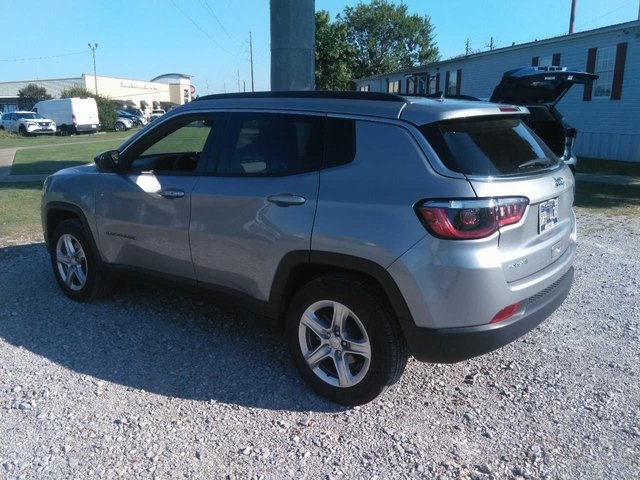 2024 Jeep Compass Latitude photo 2