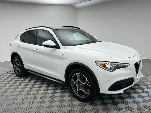 2022 Alfa Romeo Stelvio Ti photo 3