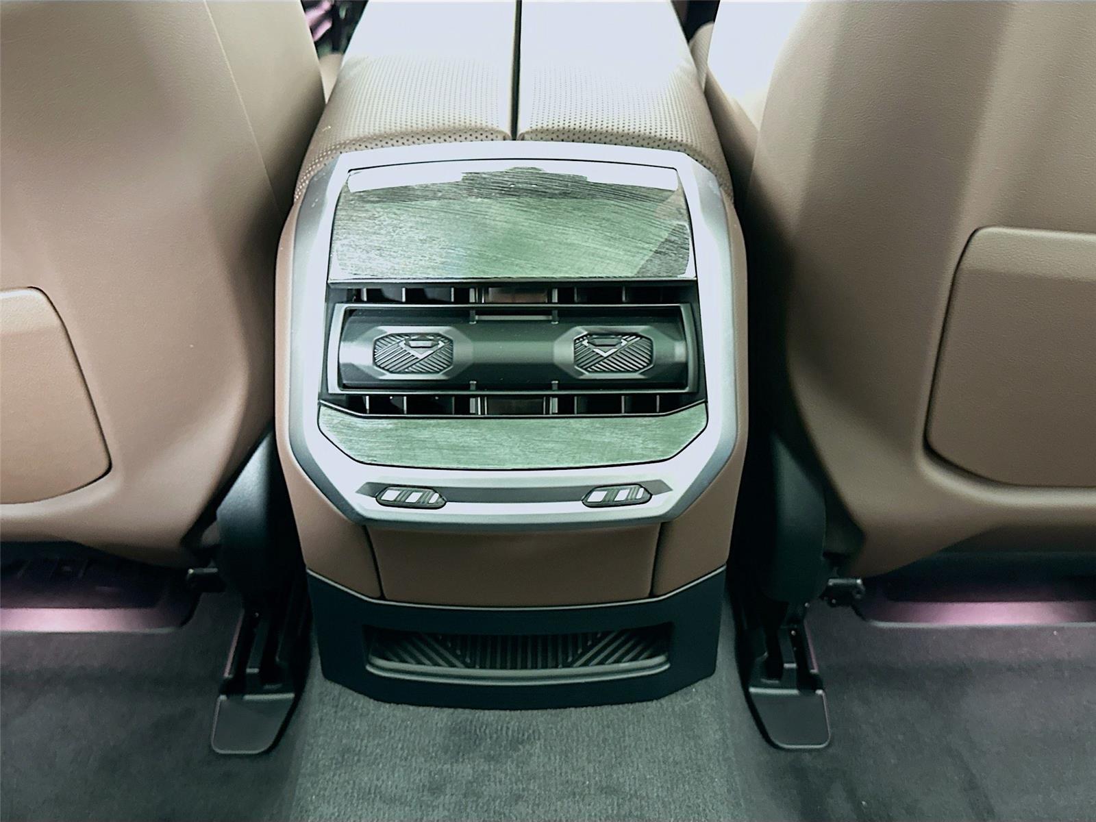 2026 Bmw 750e photo 25