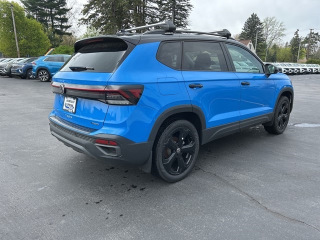 2025 Volkswagen Taos SE photo 2