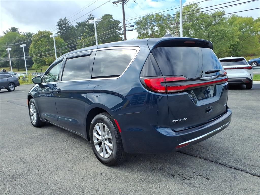 2024 Chrysler Pacifica Touring L photo 4