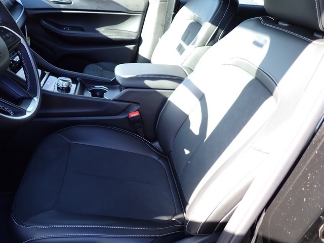 2025 Jeep Grand Cherokee Altitude photo 13