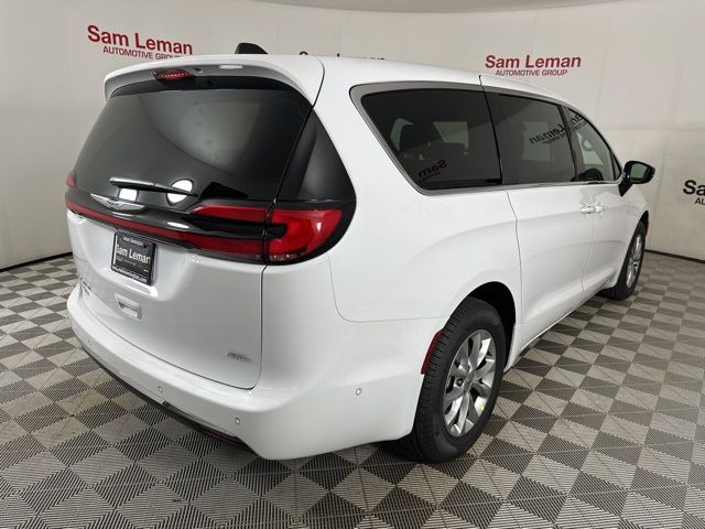 2025 Chrysler Pacifica photo 18