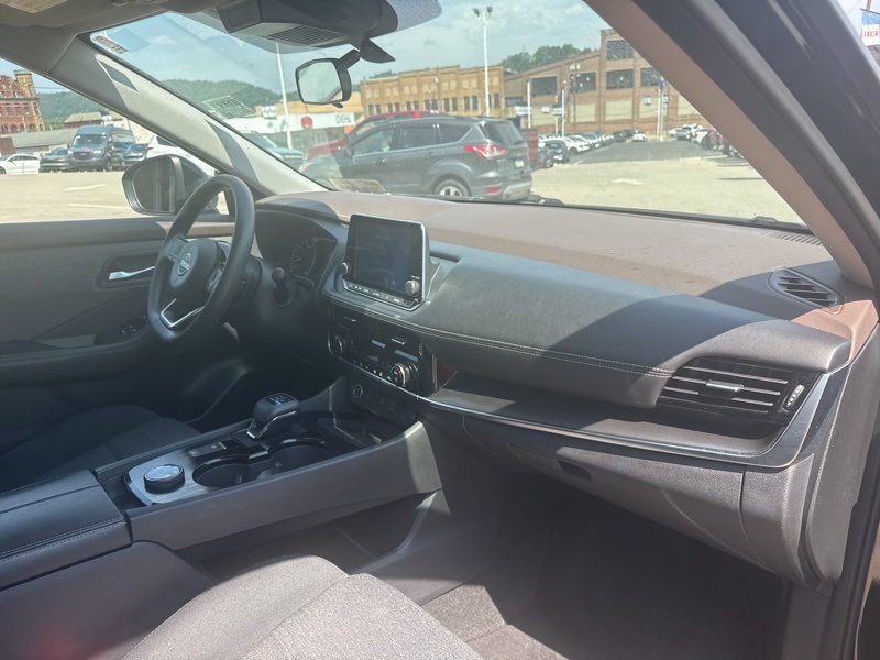 2022 Nissan Rogue SV photo 11