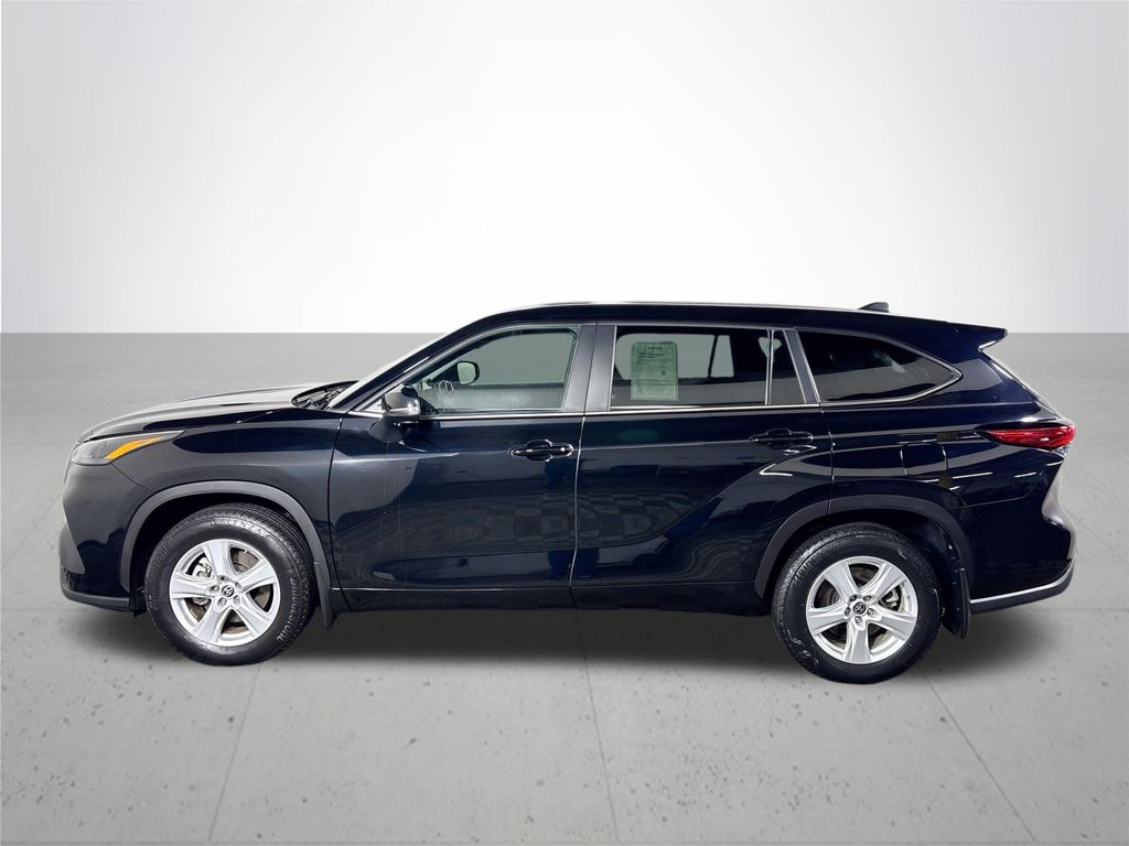 2023 Toyota Highlander LE photo 9