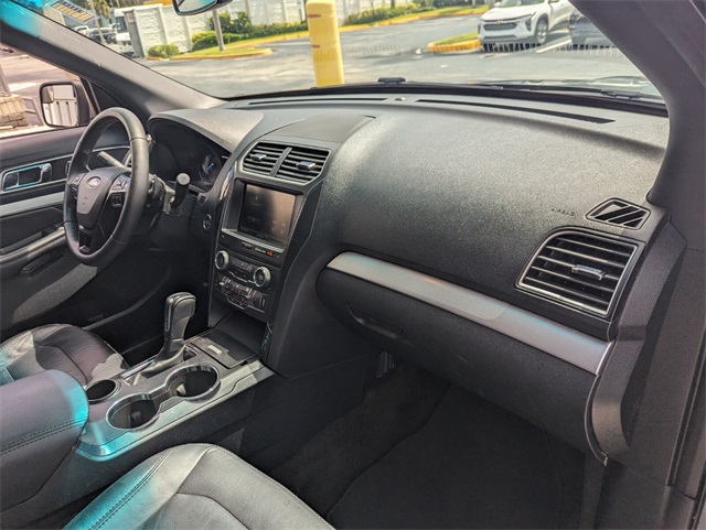 2016 Ford Explorer XLT photo 16