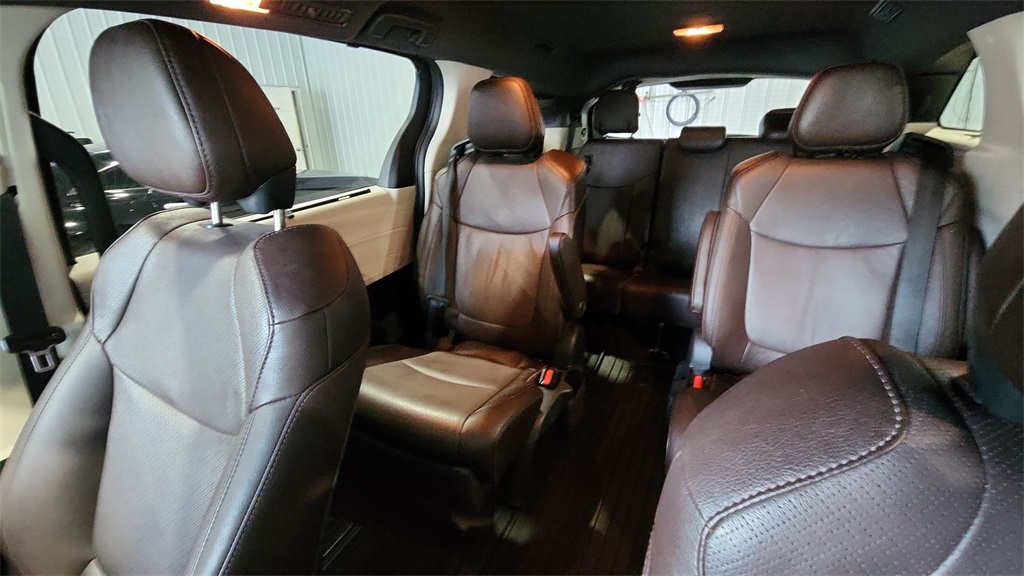 2023 Toyota Sienna Platinum photo 21