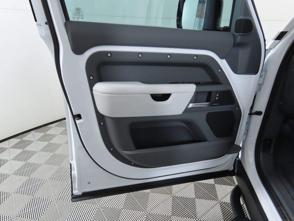 2025 Land Rover Defender 110 S photo 22