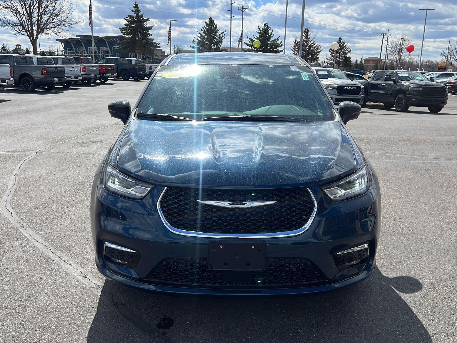 2025 Chrysler Pacifica photo 3