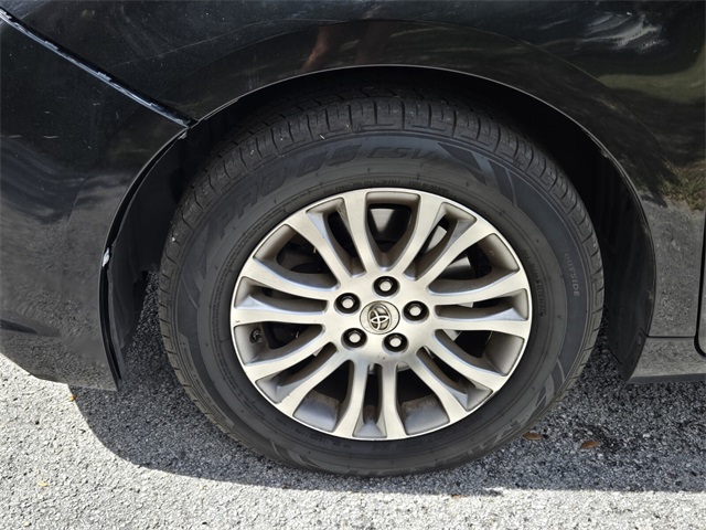 2015 Toyota Sienna L photo 2