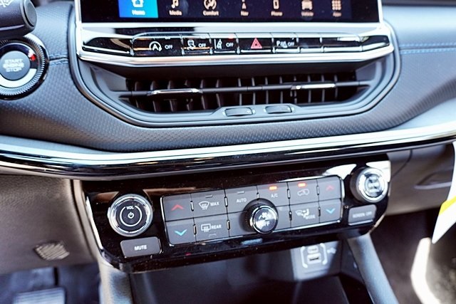 New 2025 Silver Zynith Metallic Clear-Coat Exterior Paint Jeep Limited image 32