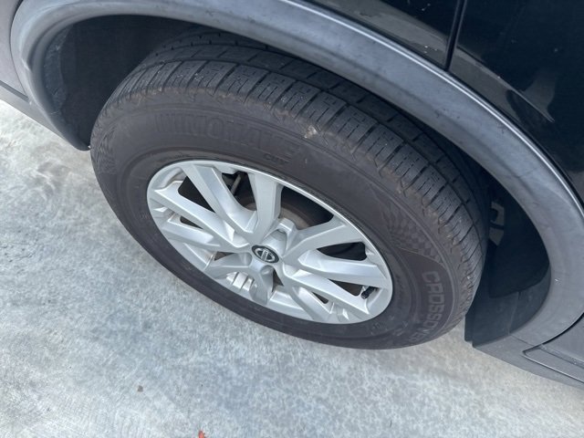 2019 Nissan Rogue SV photo 6
