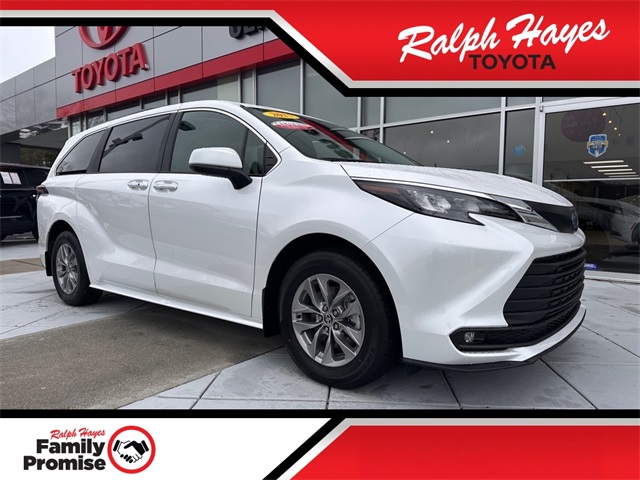 2025 Toyota Sienna XLE's photo