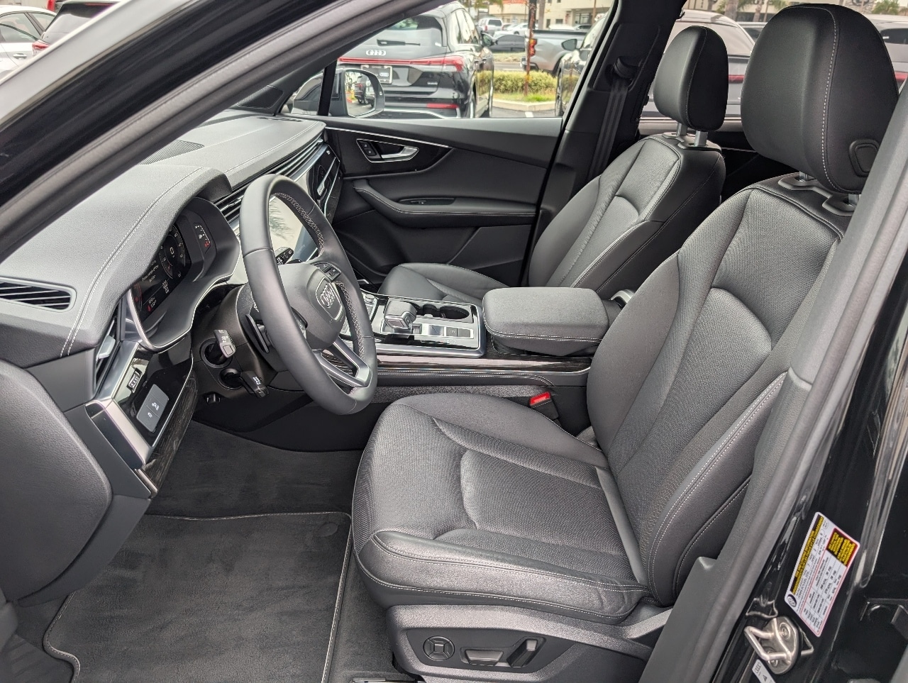 2025 Audi Q7 45 Premium Plus photo 2