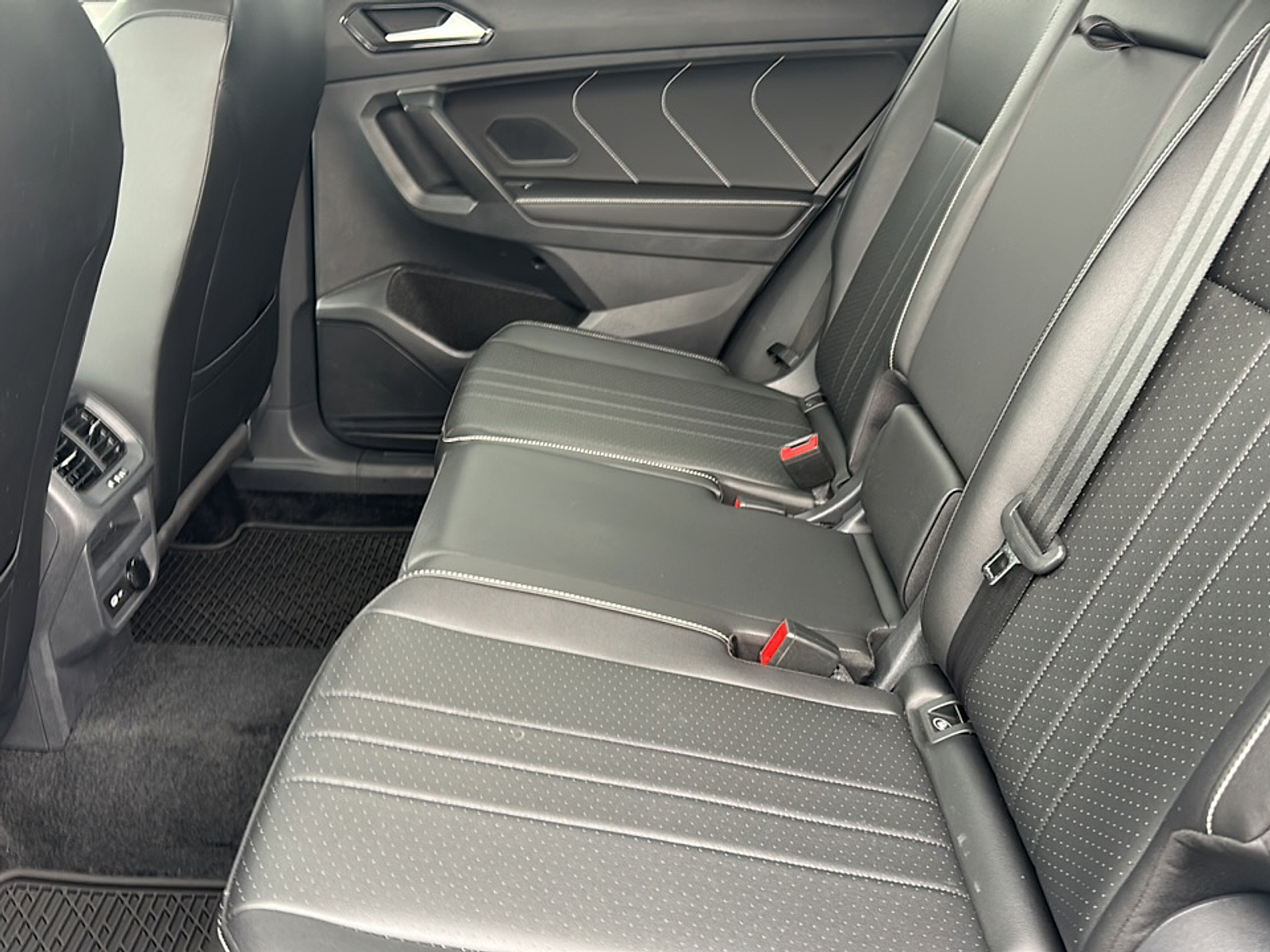 2024 Volkswagen Tiguan SE Wolfsburg Edition photo 7