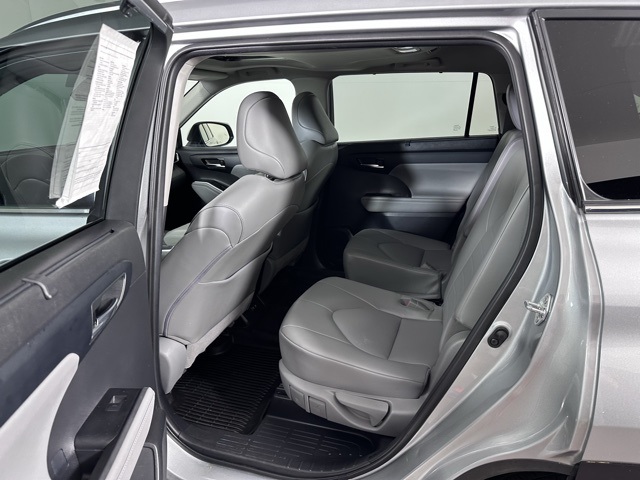 2021 Toyota Highlander XLE photo 13