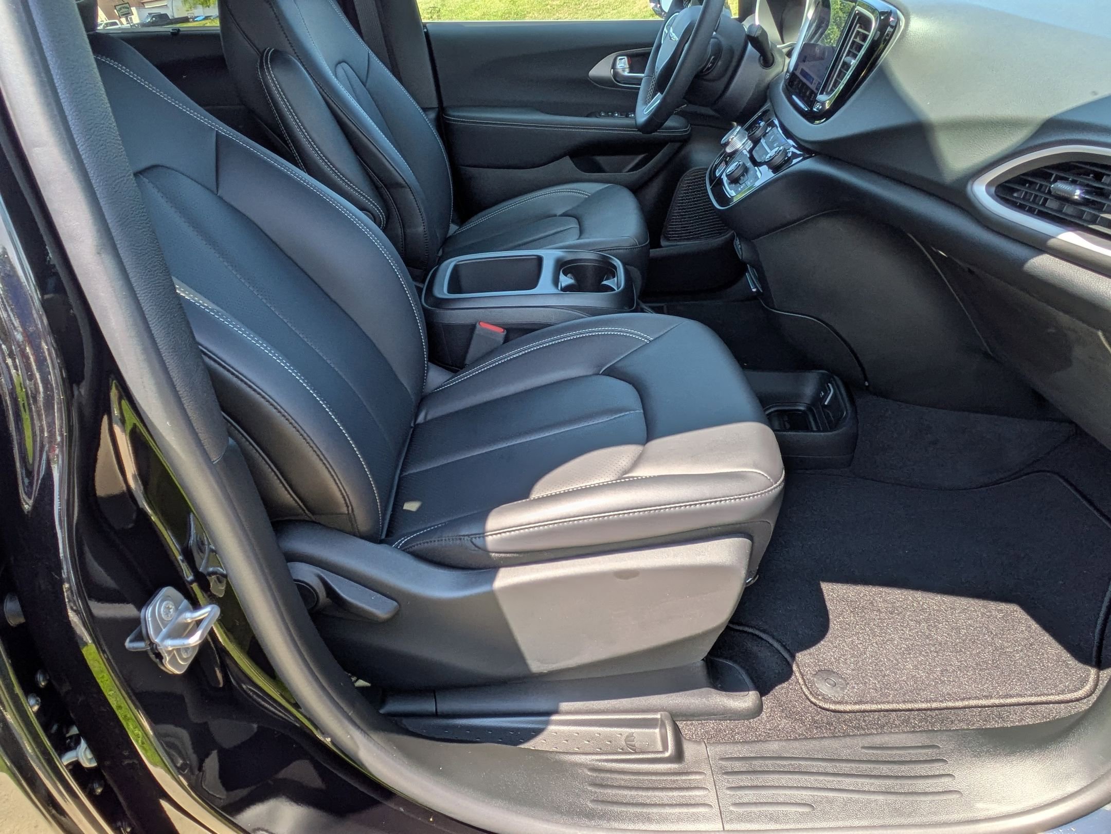 2025 Chrysler Voyager LX photo 28