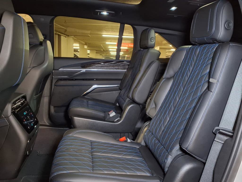 2025 Cadillac Escalade IQ Luxury photo 10