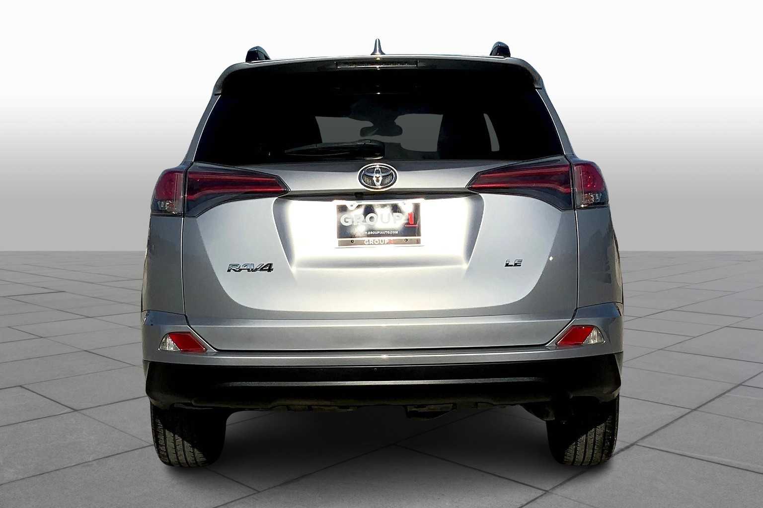 2018 Toyota RAV4 LE photo 4