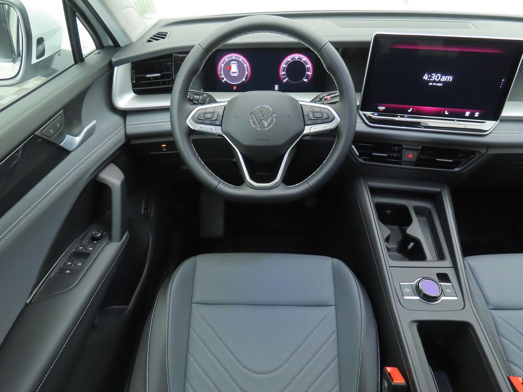 2025 Volkswagen Tiguan SE photo 11